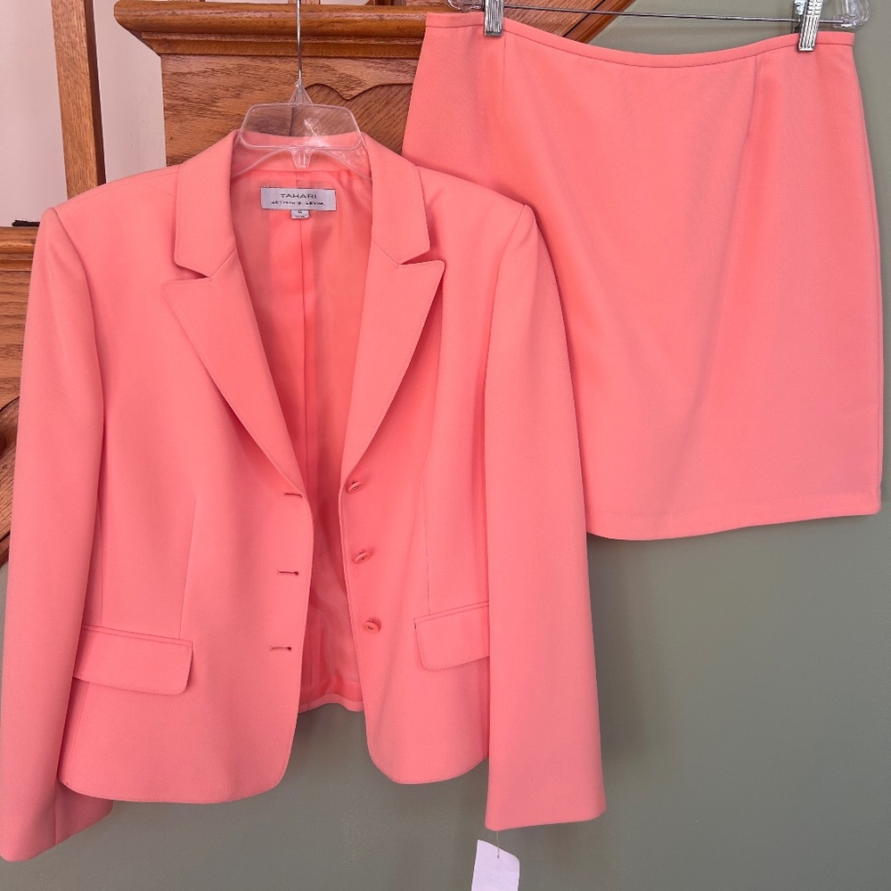 Tahari Womens 2 piece skirt suit Size 14